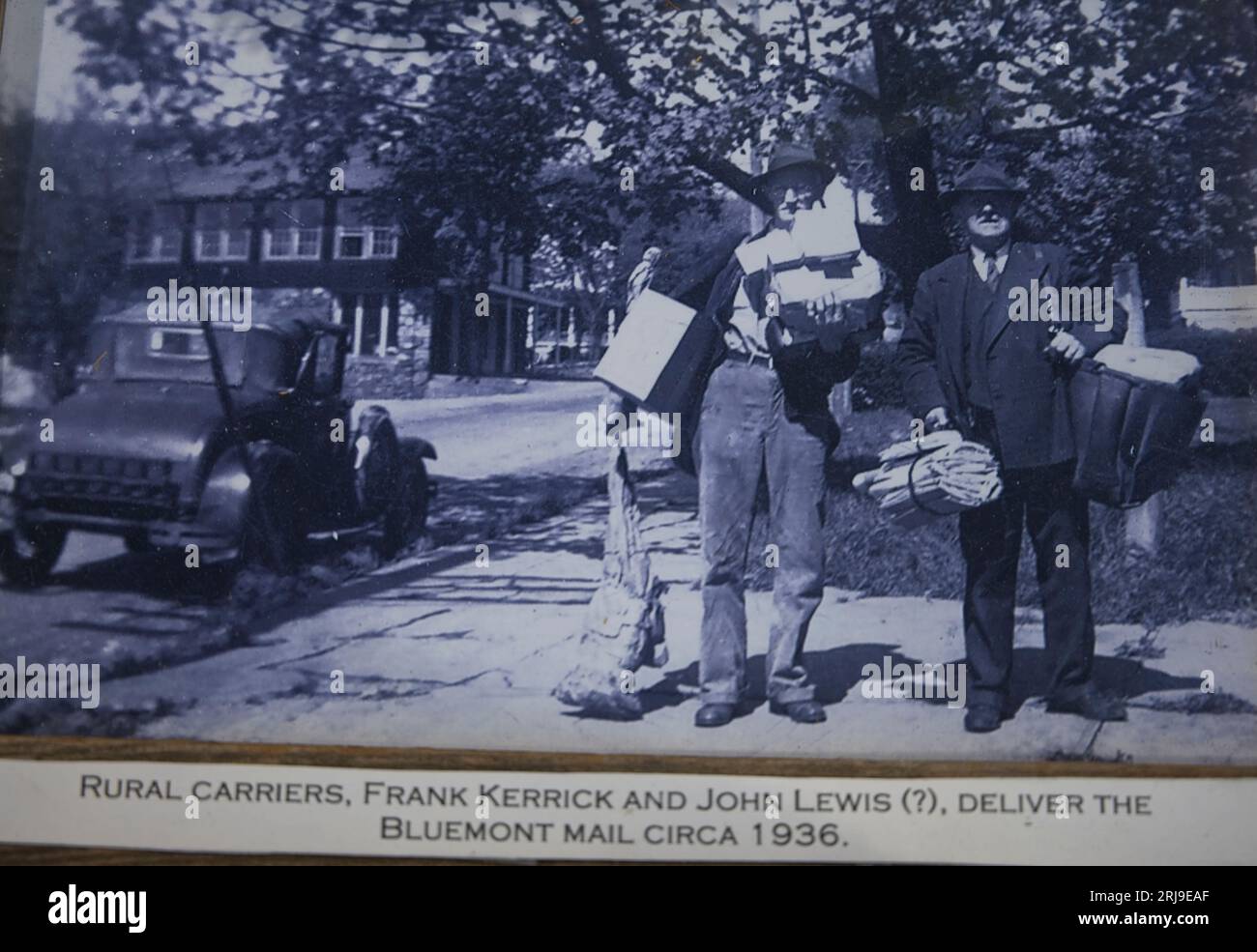 STATI UNITI - 08-21-2023: I vettori rurali, Frank Kerrick e John Lewis, posano per una foto lungo la Snickersville Turnpike nel villaggio di Bluemont Virg Foto Stock