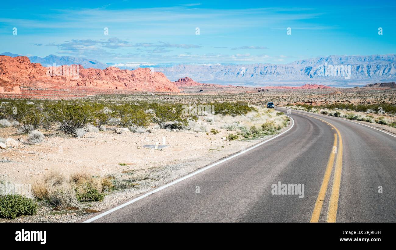 La strada attraverso la Valle del Fuoco parco dello stato del Nevada Foto Stock