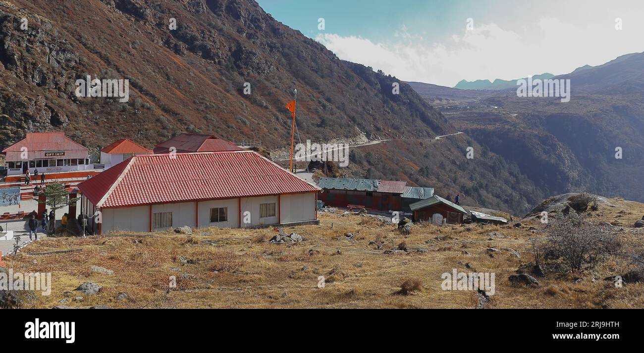 villaggio montano dell'himalaya, remota area di campagna del sikkim orientale, tour della via della seta a a sikkim, india Foto Stock