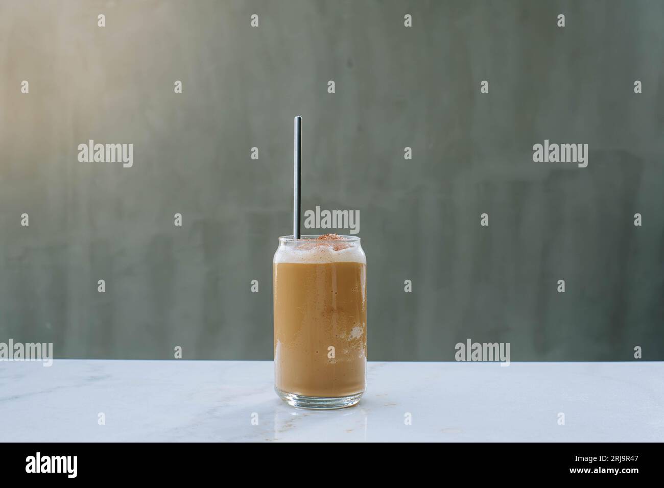 Scatto selettivo di un bicchiere di caffè Ice Blended con cannuccia in acciaio inox Foto Stock
