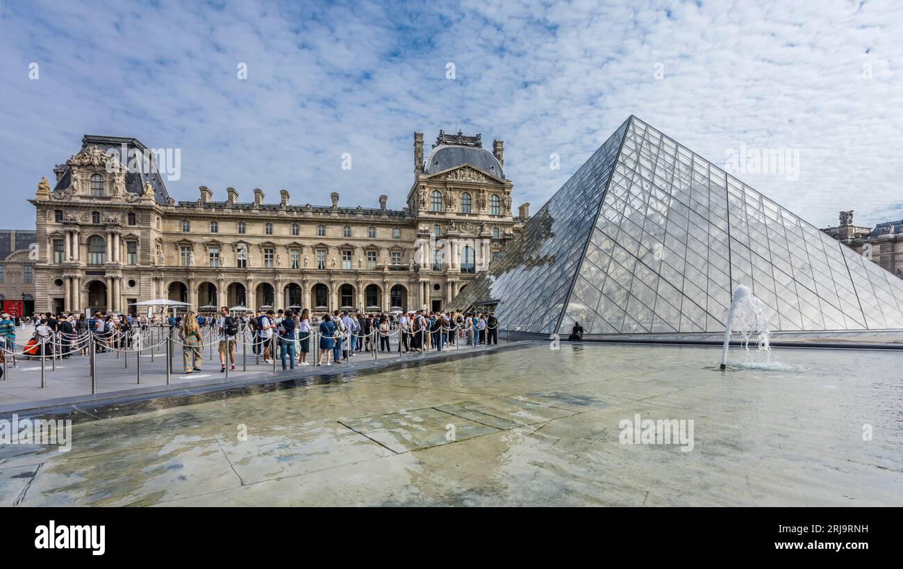 Cour Carrée du Louvre, cortile del Palazzo del Louvre con la struttura in vetro e metallo della Piramide del Louvre, Parigi, Île-de-France, Francia Foto Stock