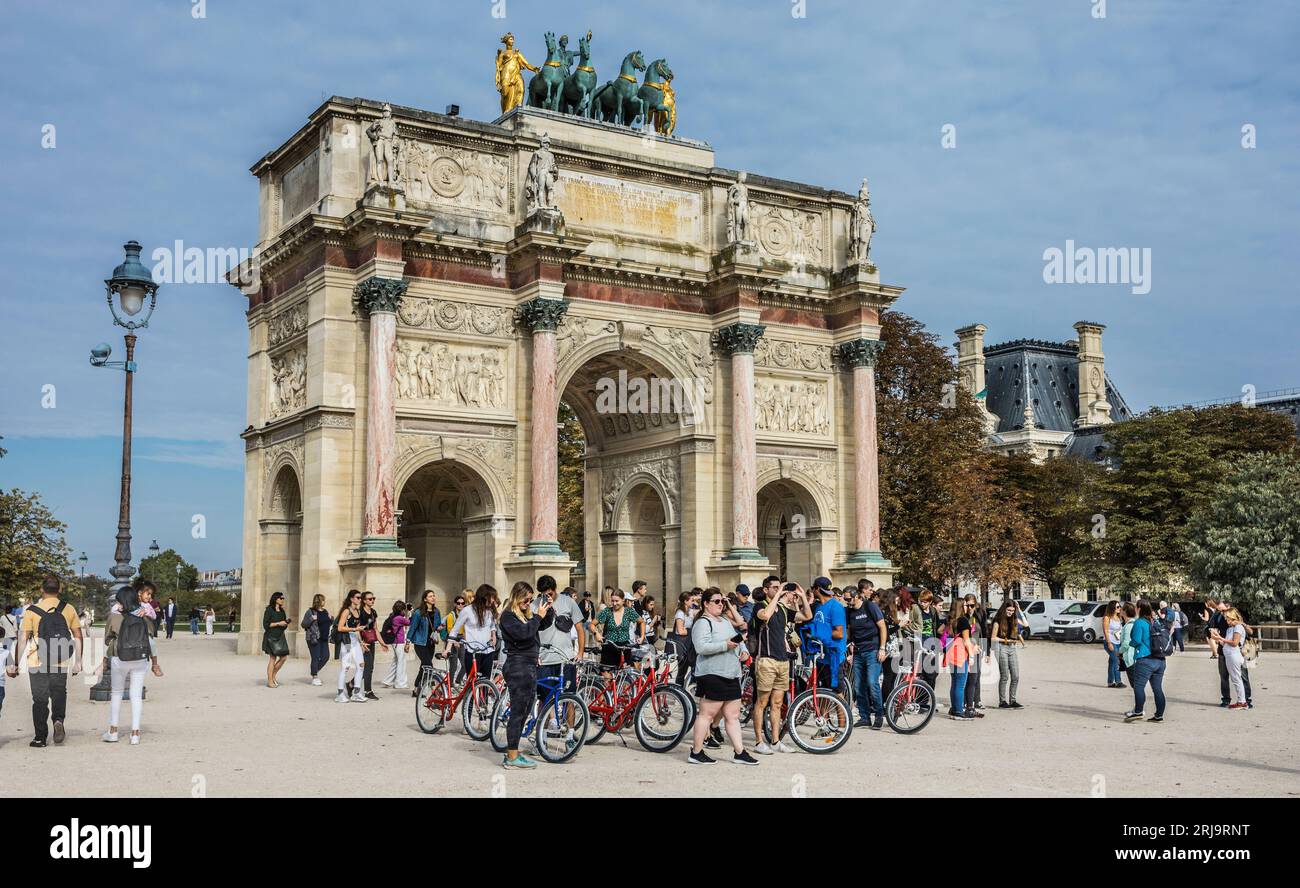 Tour in bicicletta all'Arc de Triomphe du Carrousel, un arco triuphal a Place du Carrousel a Parigi, Île-de-France, Francia Foto Stock