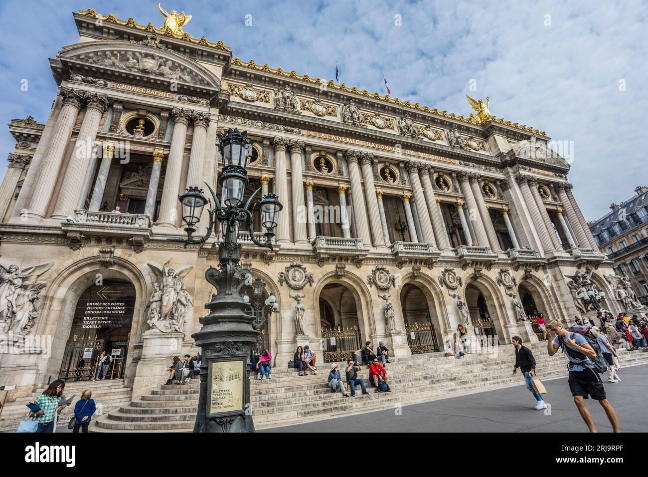 Facciata principale del Palais Garnier noto anche come Opéra Garnier da Place de l'Opéra nel IX Arrondissement di Parigi, Île-de-France, Franc Foto Stock