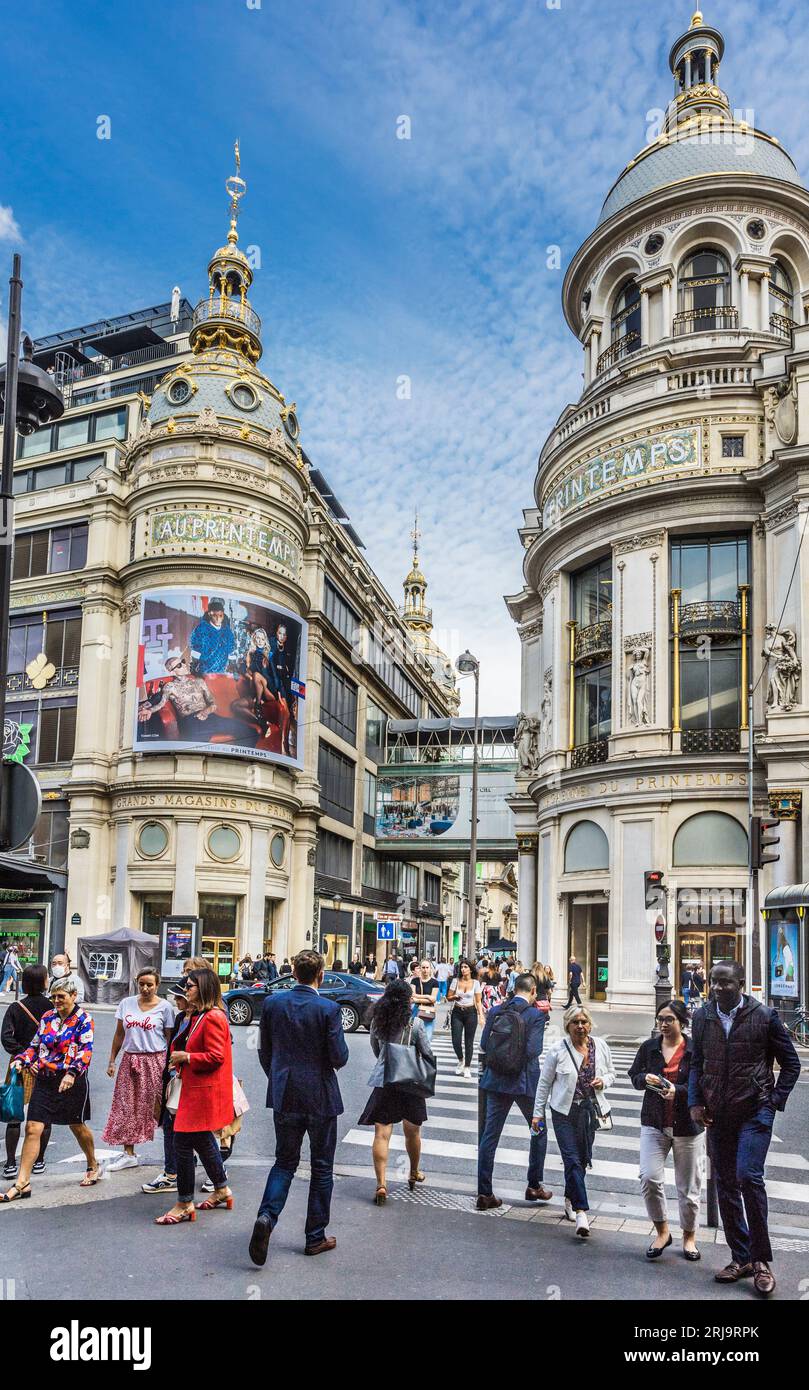 Printemps store su Boulevard Haussmann con la sua elaborata cupola in stile Art Nouveau nel 9° arrondissement di Parigi, Île-de-France, Francia Foto Stock