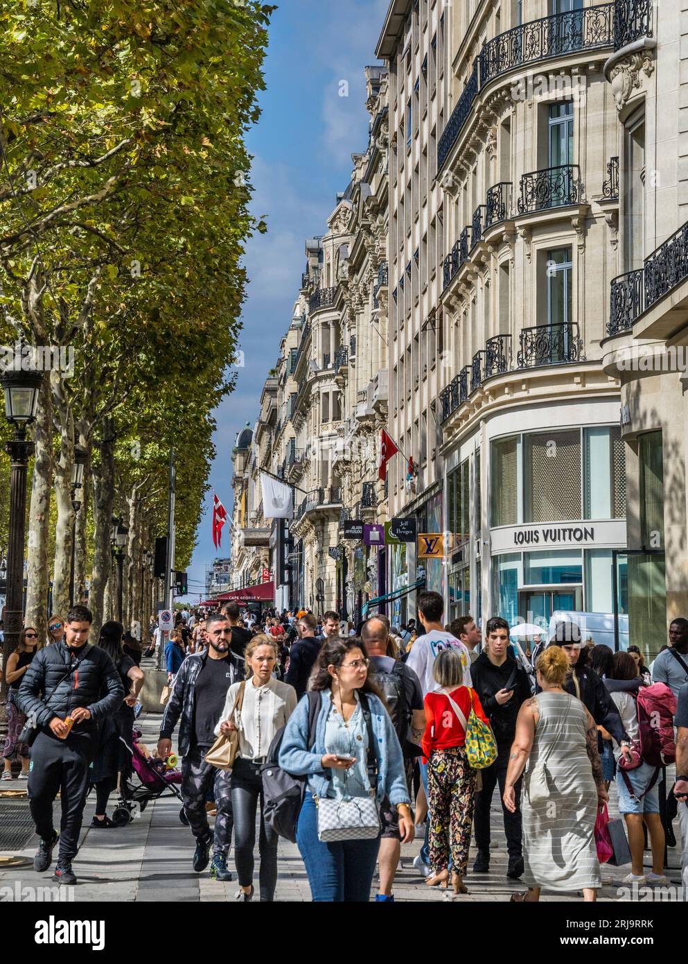 Avenue des Champs-Élysées, il più importante centro commerciale di Parigi, frequentato ogni giorno da 100000 pedoni, 8° arrondissement di Parigi, Île-de-fra Foto Stock