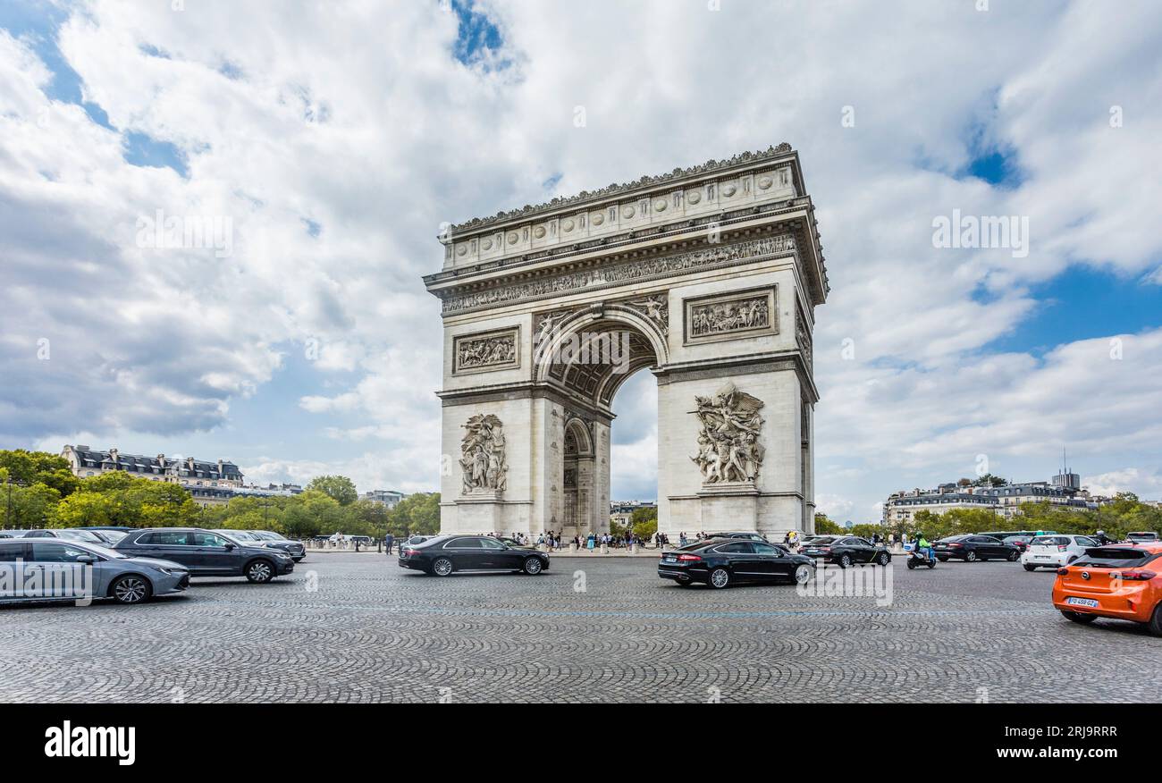 Place Charles de Gaulle, storicamente conosciuta come Place de l'Étoile, il più grande incrocio stradale di Parigi, punto d'incontro tra dodici viali con l'iconico Arco Foto Stock