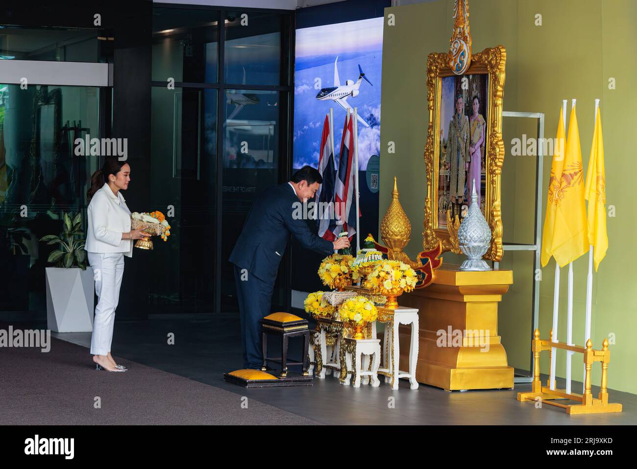 Bangkok, Thailandia. 22 agosto 2023. Thaksin Shinawatra e sua figlia, Paetongtarn Shinawatra, videro elogiare il ritratto di re Maha Vajiralongkorn dopo essere arrivati all'aeroporto internazionale Don Mueang. L'ex primo ministro Thaksin Shinawatra è tornato in Thailandia dopo 15 anni di esilio dopo il colpo di stato tailandese del 2006. L'ex primo ministro Thaksin Shinawatra è tornato in Thailandia dopo 15 anni di esilio dopo il colpo di stato tailandese del 2006. Credito: SOPA Images Limited/Alamy Live News Foto Stock