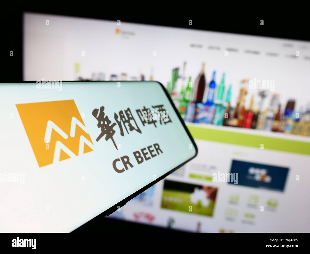 Smartphone con logo aziendale China Resources Beer Holdings Co. Ltd. Sullo schermo davanti al sito Web aziendale. Mettere a fuoco sul lato sinistro del display del telefono. Foto Stock