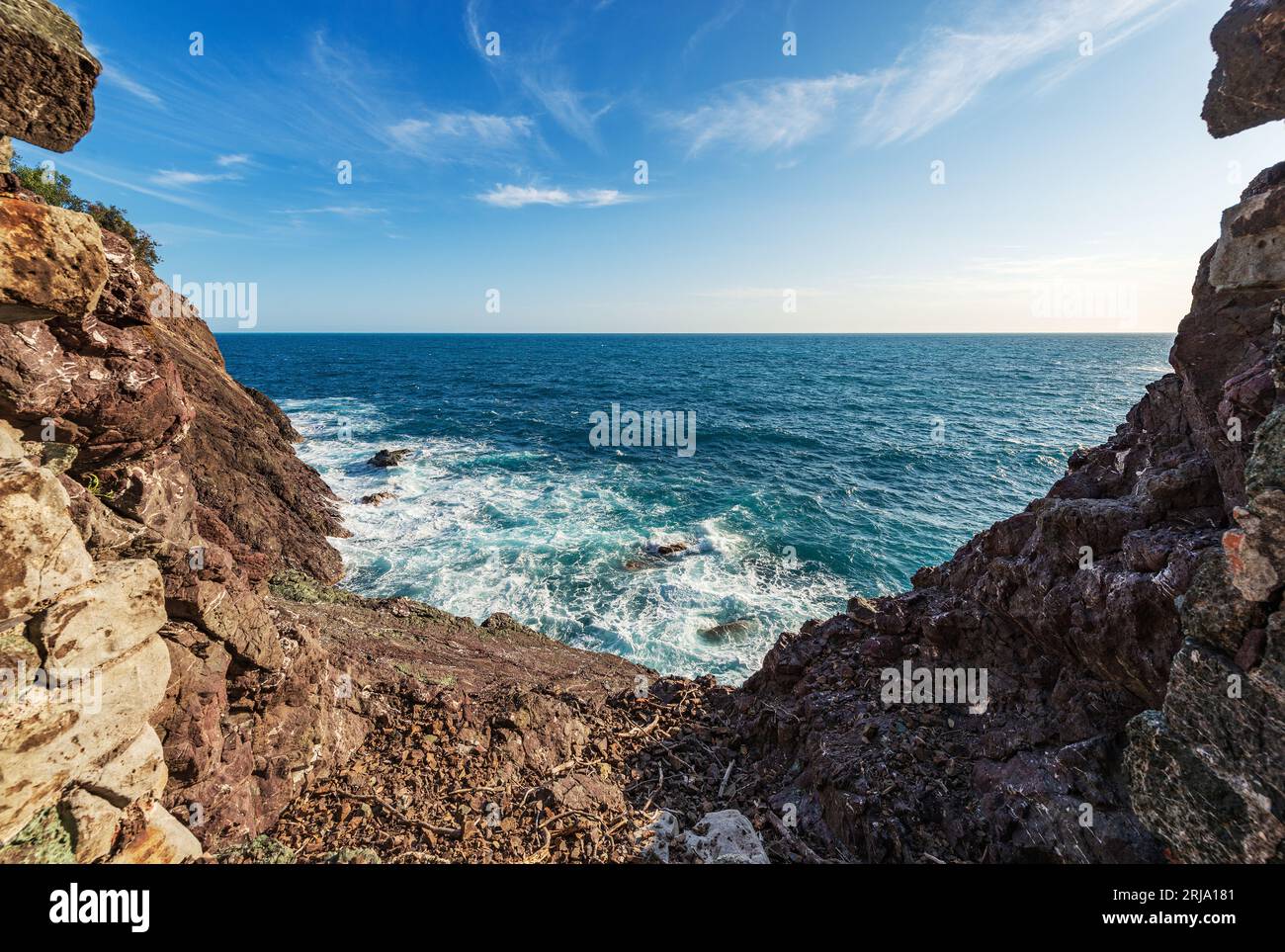 Costa rocciosa con scogliere e mar Mediterraneo (Mar Ligure), piccolo villaggio di Framura e Bonassola, cinque Terre, la Spezia, Liguria, Italia. Foto Stock