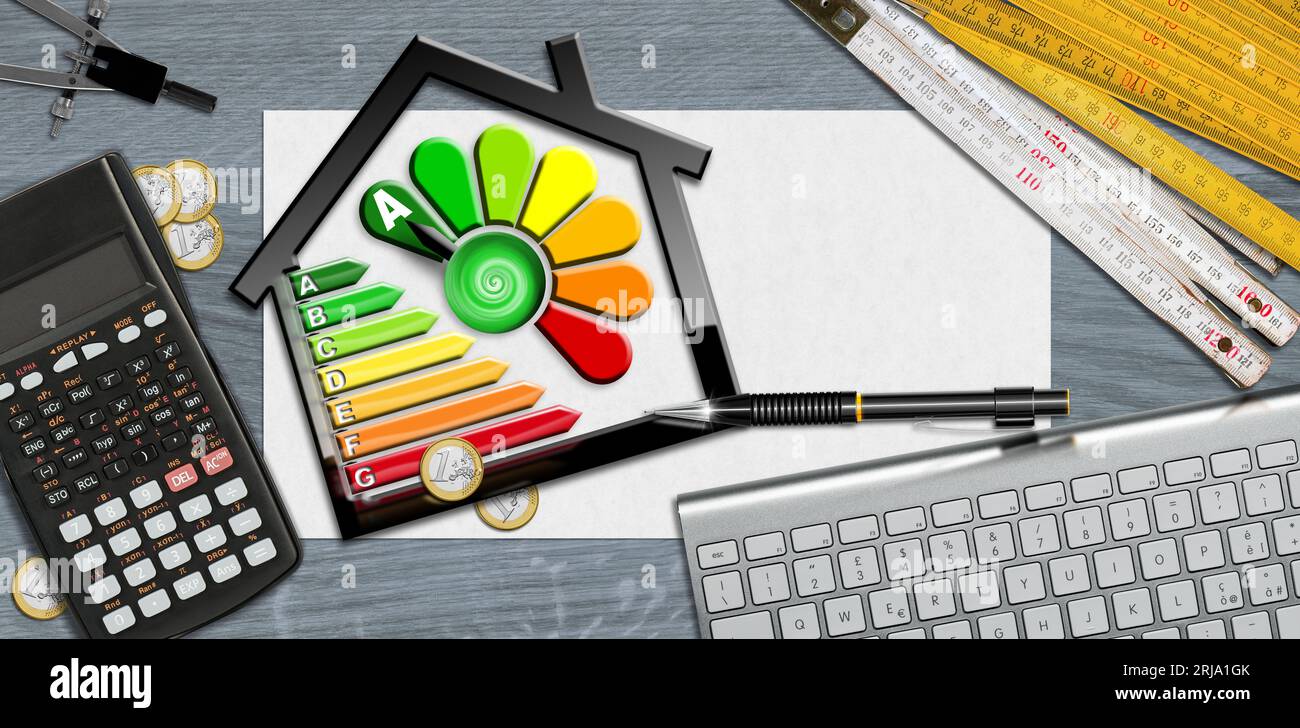 Classificazione di efficienza energetica della casa. Casa modello sulla scrivania con grafico del risparmio energetico, calcolatrice, righello pieghevole, bussola da disegno, tastiera per computer... Foto Stock