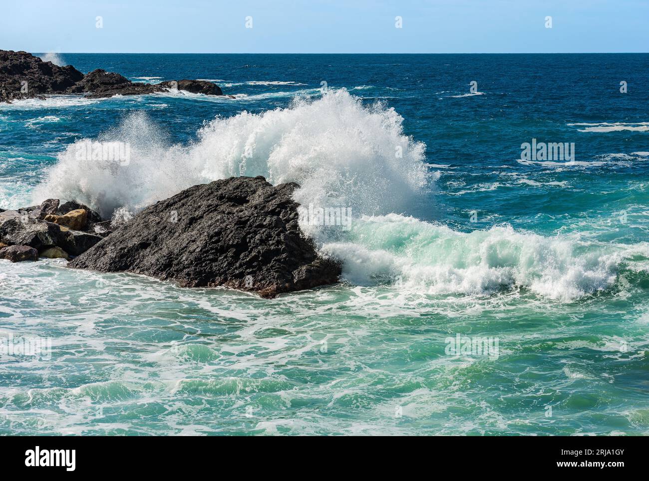 Grandi onde bianche del mare si infrangono sulle rocce. Mar Mediterraneo vicino al piccolo villaggio di Framura. La Spezia, Liguria, Italia, Europa. Foto Stock