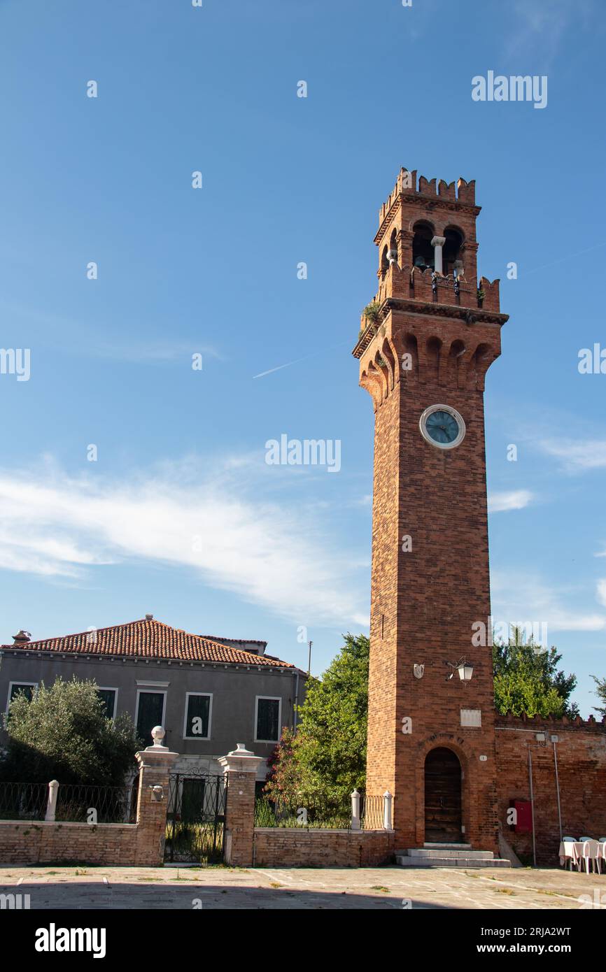 Canali ed edifici intorno a Murano, Venezia, Italia. Murano, famosa in tutto il mondo per la produzione del vetro di Murano. Foto Stock