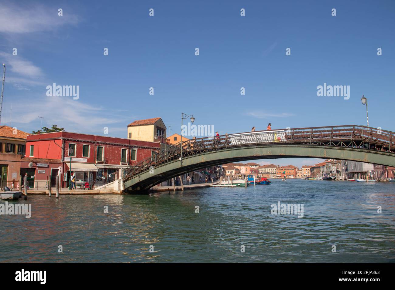 Canali ed edifici intorno a Murano, Venezia, Italia. Murano, famosa in tutto il mondo per la produzione del vetro di Murano Foto Stock