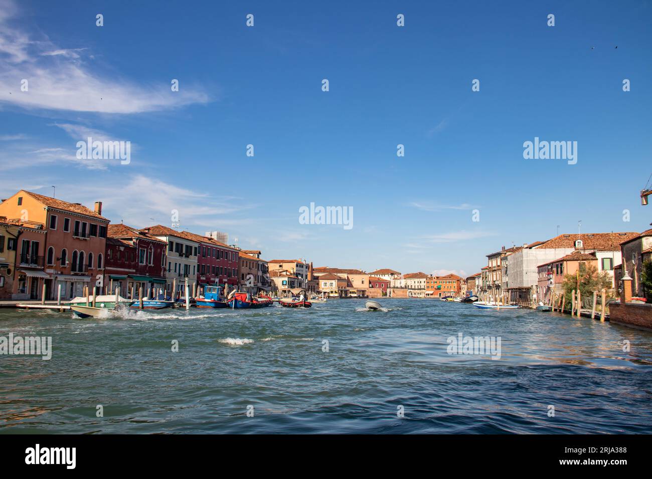 Canali ed edifici intorno a Murano, Venezia, Italia. Murano, famosa in tutto il mondo per la produzione del vetro di Murano Foto Stock