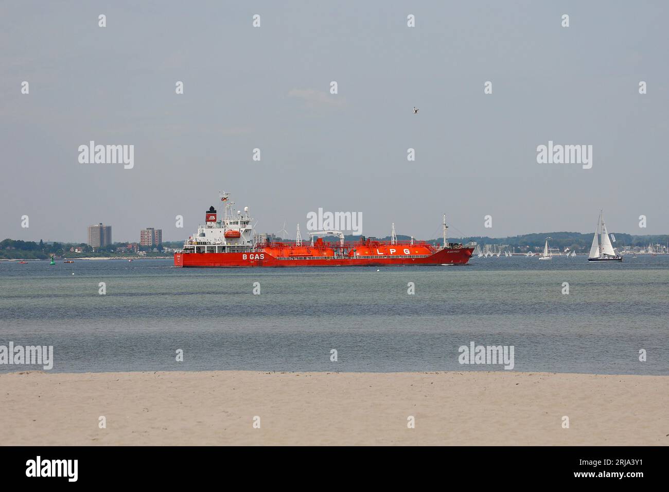Vista della nave B GAS MAUD GPL Tanker costruita nel 2006 e attualmente in navigazione sotto la bandiera di Malta dalla spiaggia di Laboe, Laboe, Schleswig-Holstein, Germ Foto Stock