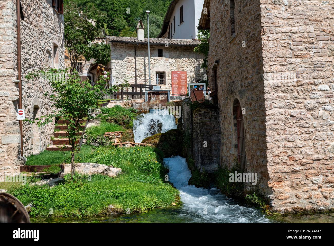 Rasiglia, paese caratterizzato da ruscelli e cascate tra gli edifici Foto Stock