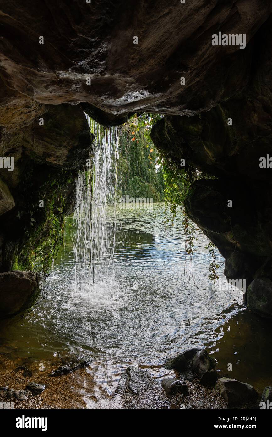 Water Lily Pond nel Parco Bagatelle - Parigi, Francia Foto Stock