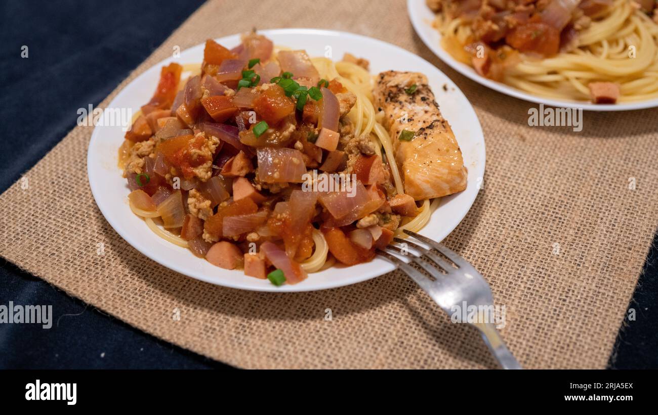 Deliziosa pasta condita con condimenti. Foto Stock