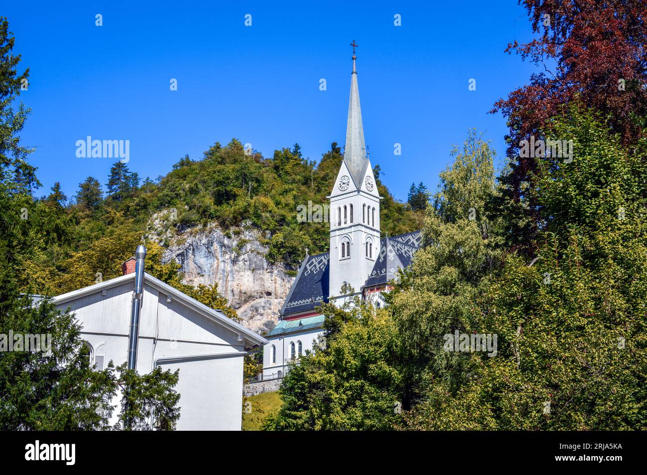 St Chiesa parrocchiale di Martin tra gli alberi - Bled, Slovenia Foto Stock