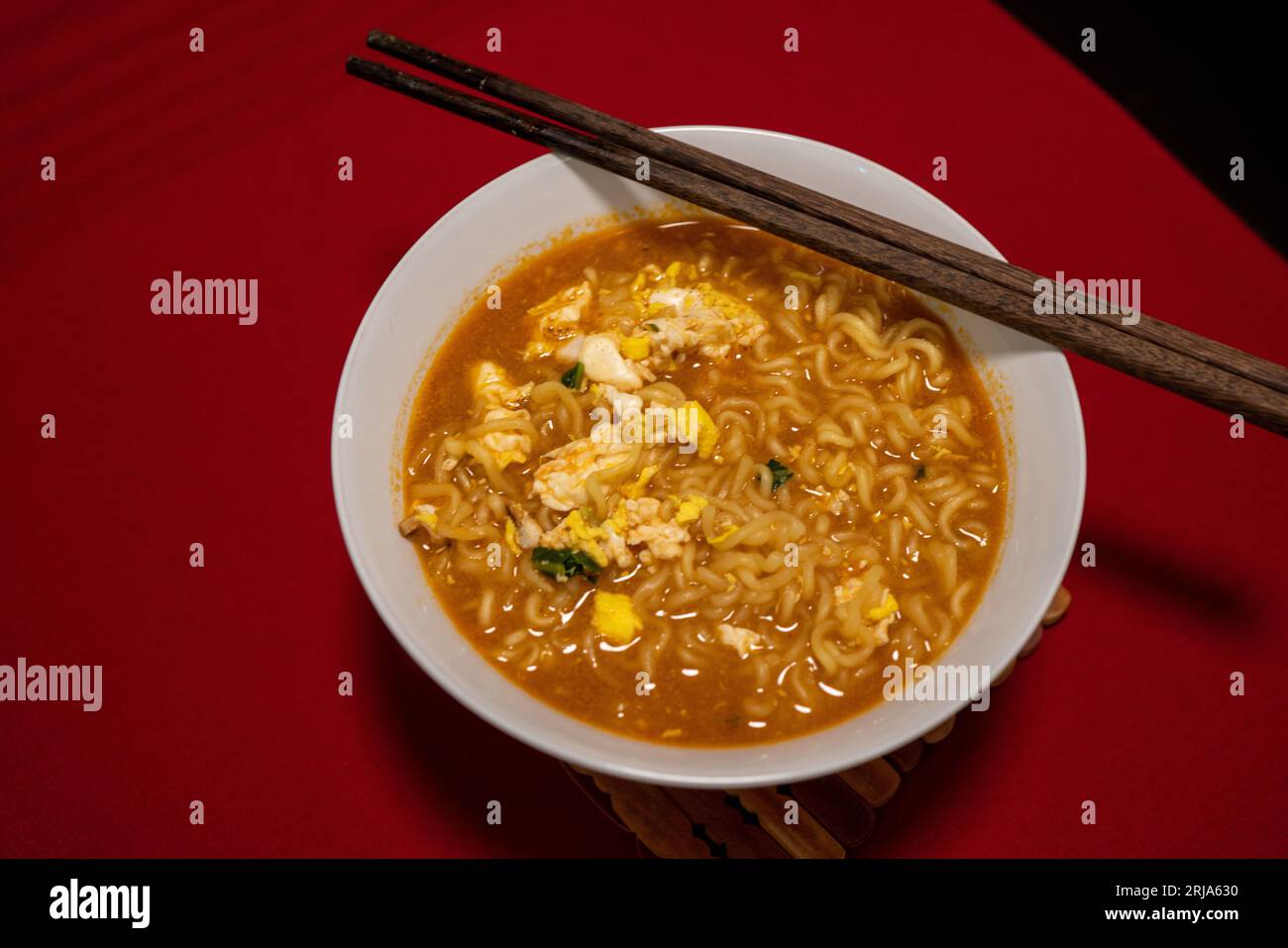 Una ciotola di ramen d'uovo, cibo delizioso. Foto Stock