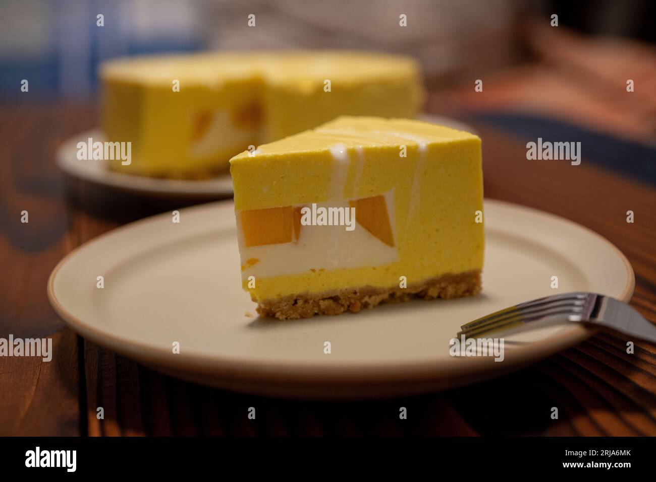 Affettare la mousse di mango, delizioso dessert. Foto Stock