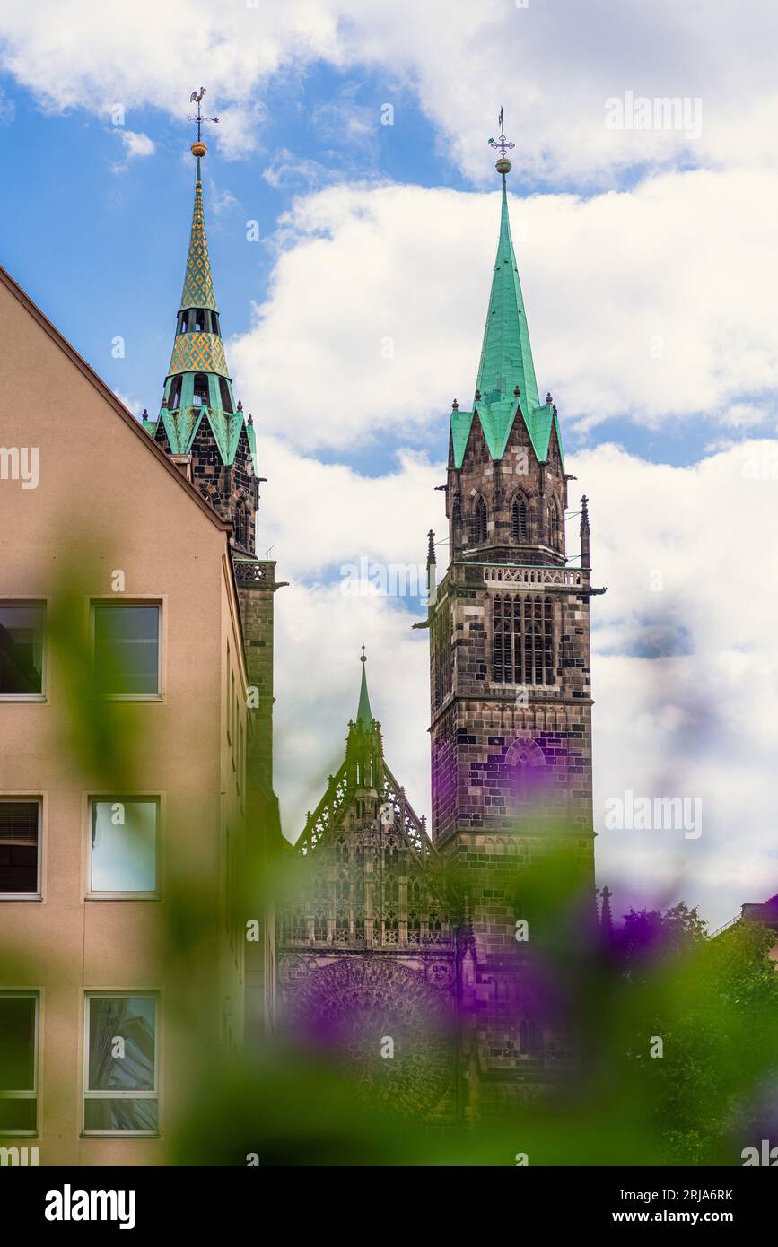 Vista della sezione alta della Lorenzkirche (Chiesa di San Lorenzo), uno dei principali templi di Norimberga, Germania Foto Stock