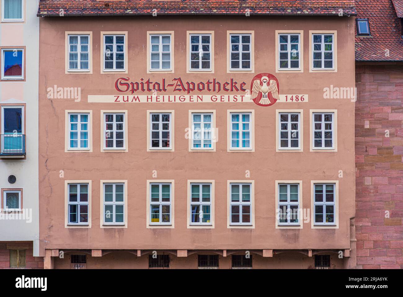 Norimberga, Germania. 3 luglio 2023. Vista della pittoresca facciata dello Spital Apotheke zum Heiligen Geist (ospedale farmacia dello Spirito Santo) Foto Stock