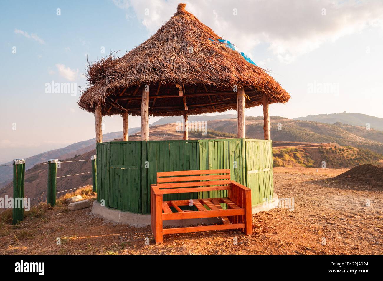 Una cabina di riposo con tetto di paglia in erba in un punto panoramico presso il punto panoramico di Mbeya Rift Valley, regione di Mbeya, Tanzania Foto Stock