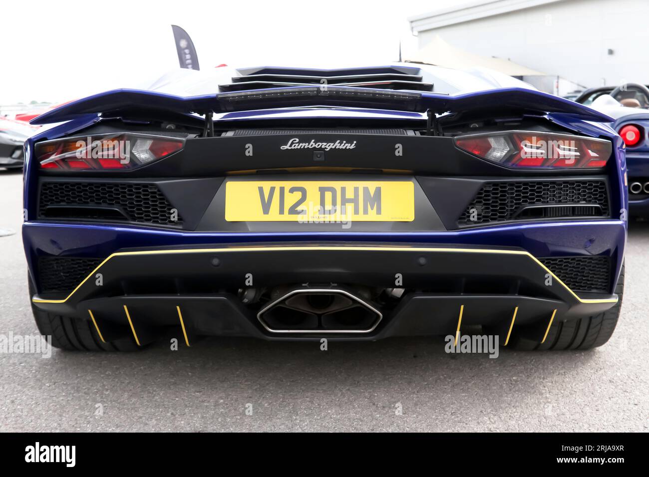 Vista posteriore di una Lamborghini Aventidore V12 Blue, 2017, esposta nel paddock supercar, al British Motor Show del 2023 Foto Stock