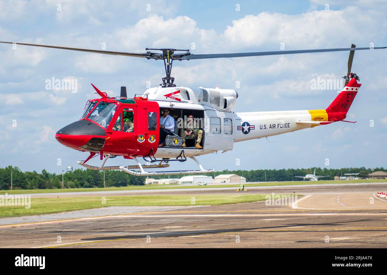 UH-1 N Huey durante l'Eglin test and Training Range durante un tour a Eglin AFB, Flag., 2 agosto 2023.U.S. Foto dell'Aeronautica militare del 2° tenente Rebecca Abordo Foto Stock