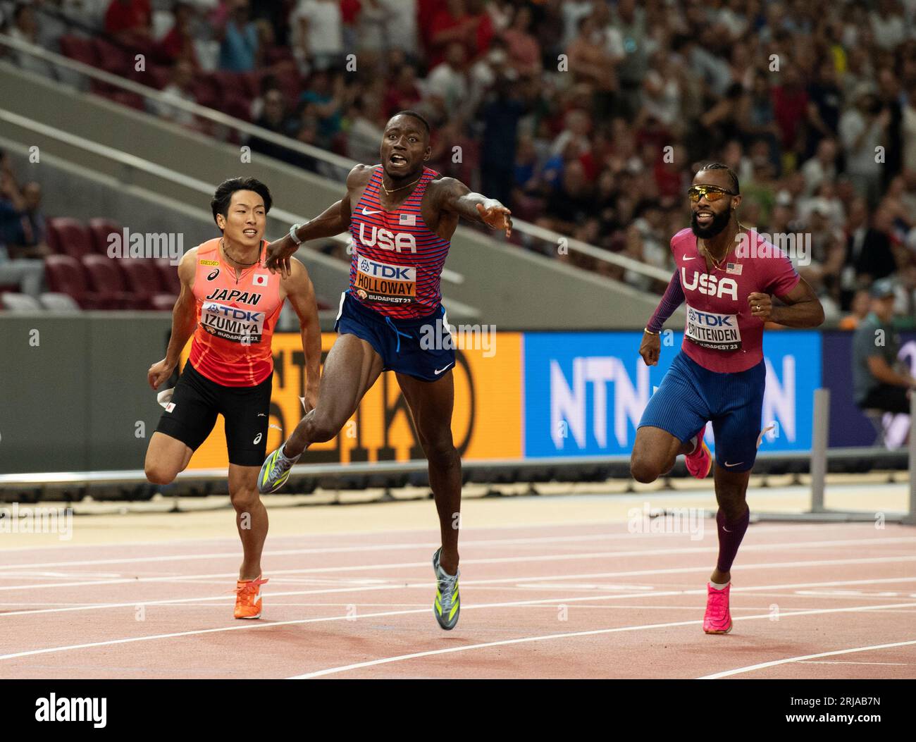 Grant Holloway degli Stati Uniti attraversa il traguardo per vincere la finale maschile dei 110 m ostacoli nella terza giornata dei Campionati mondiali di atletica leggera di Budapest il 21 agosto 2023. Foto di Gary Mitchell Foto Stock