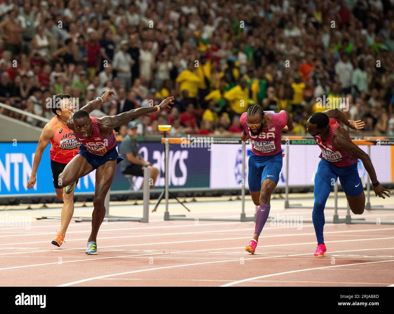 Grant Holloway degli Stati Uniti attraversa il traguardo per vincere la finale maschile dei 110 m ostacoli nella terza giornata dei Campionati mondiali di atletica leggera di Budapest il 21 agosto 2023. Foto di Gary Mitchell Foto Stock