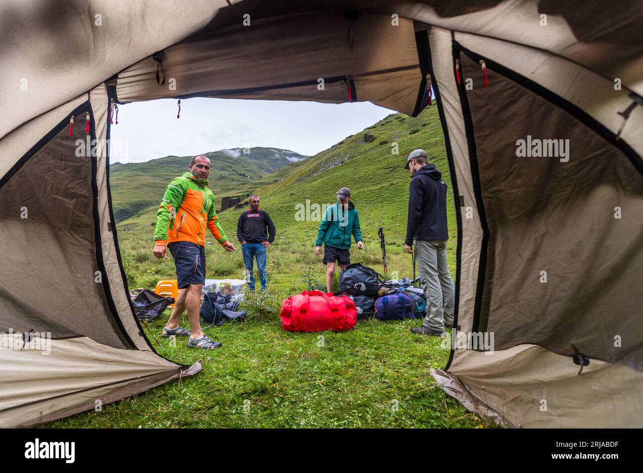 Gli escursionisti trascorrono la notte in una tenda in un posto libero vicino a Dartlo, Georgia Foto Stock