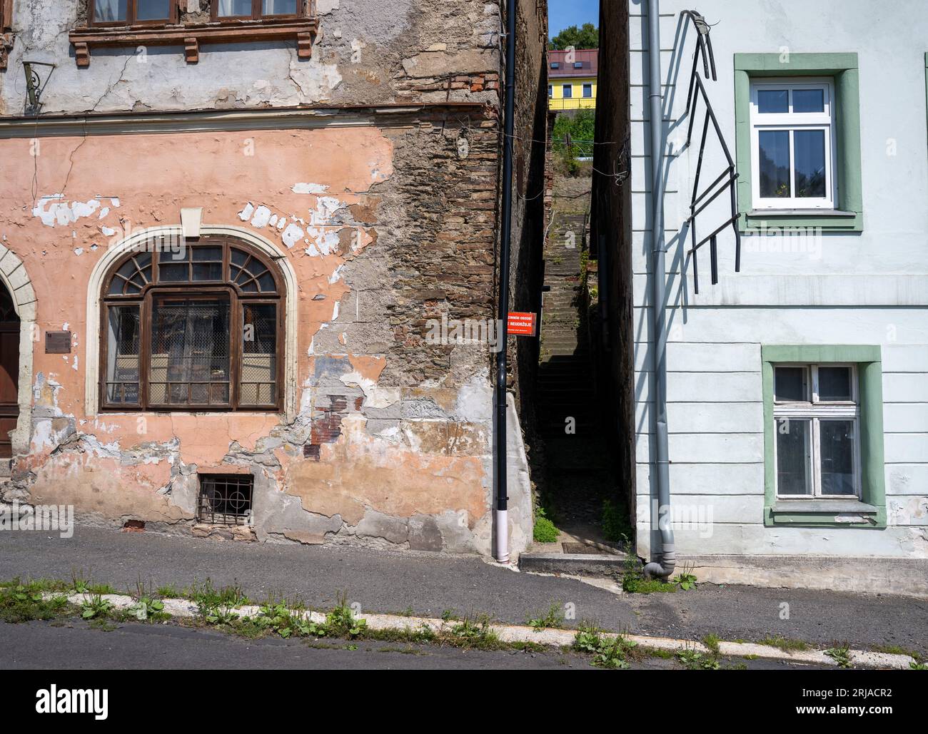 15 agosto 2023, Repubblica Ceca, Jáchymov: Case storiche in stile tardo gotico e rinascimentale caratterizzano il paesaggio urbano dell'antica città mineraria di Jáchymov (Saint Joachimsthal) nella Repubblica Ceca. Dopo la scoperta di considerevoli giacimenti d'argento, la città si sviluppò nella più importante città mineraria dell'intero monte ore nel XVI secolo. Nomi importanti come Georgius agricola, il fondatore della scienza mineraria, sono associati alla città. Il tallero e il dollaro risalgono al Joachimstaler, uno dei primi fiorini moderni, che fu probabilmente coniato nel 1519. Dal 201 Foto Stock