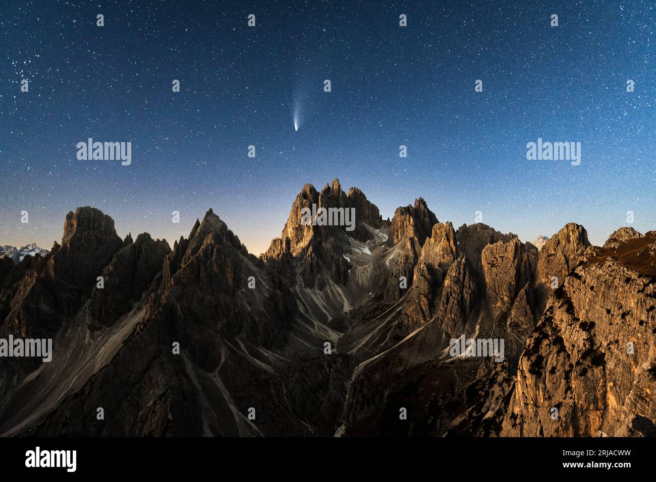 Gruppo montuoso delle Marmarole con Cimon del Froppa sullo sfondo dell'incredibile cielo stellato, Dolomiti, Italia. Fotografia di paesaggi Foto Stock