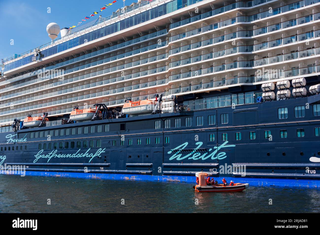 Steuerbordseite eines Kreuzfahrtschiffes Mein Schiff 4 der TUI Cruises am Ostseekai in Kiel während einer Sicherheitsübung mit einem Rettungsboot Foto Stock