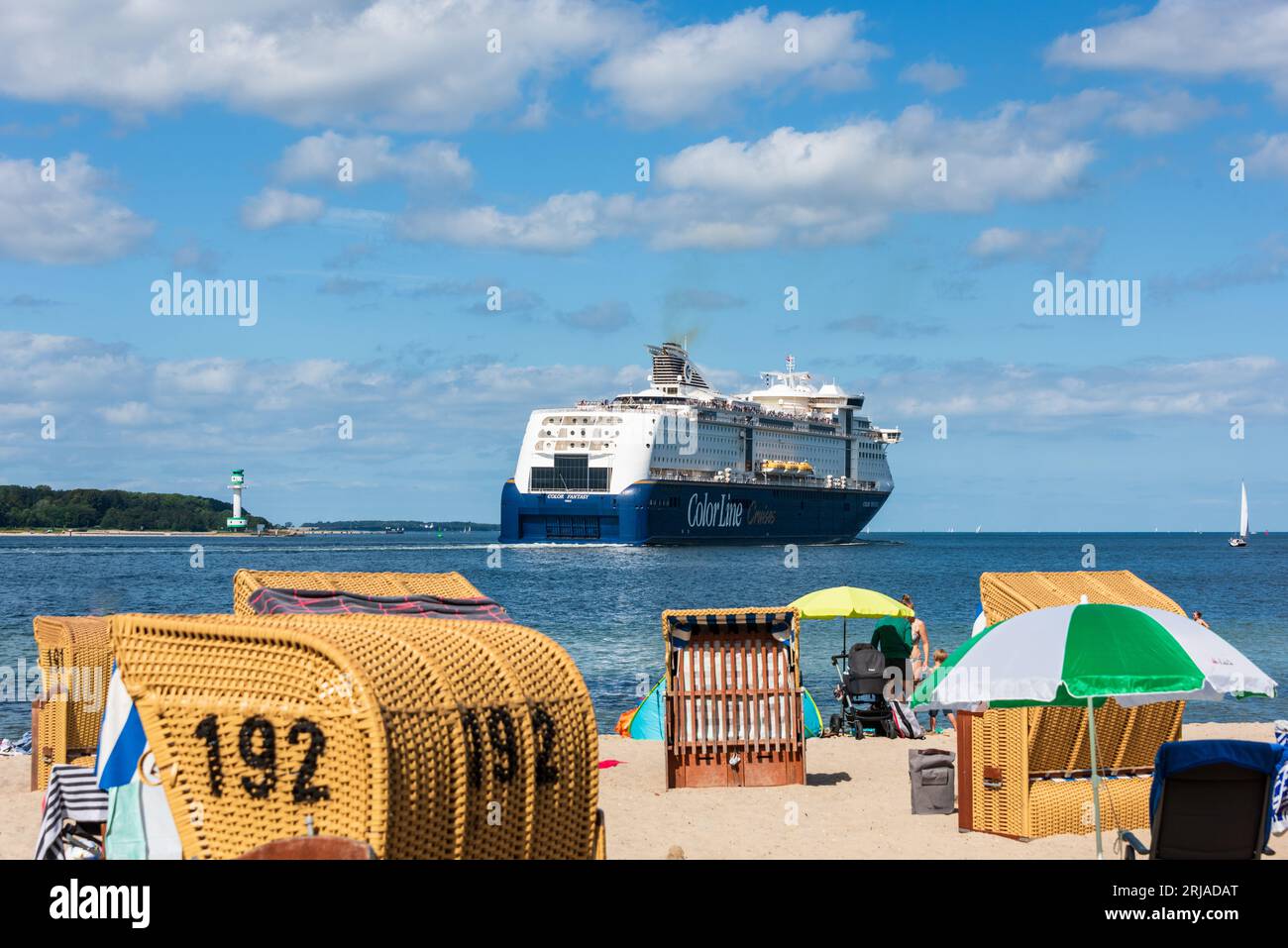 Sommer Strandleben mit Strandkörben an der Kieler Förde in Möltenort, Die Maxi Fähre Color Fantasy fährt vorbei Foto Stock