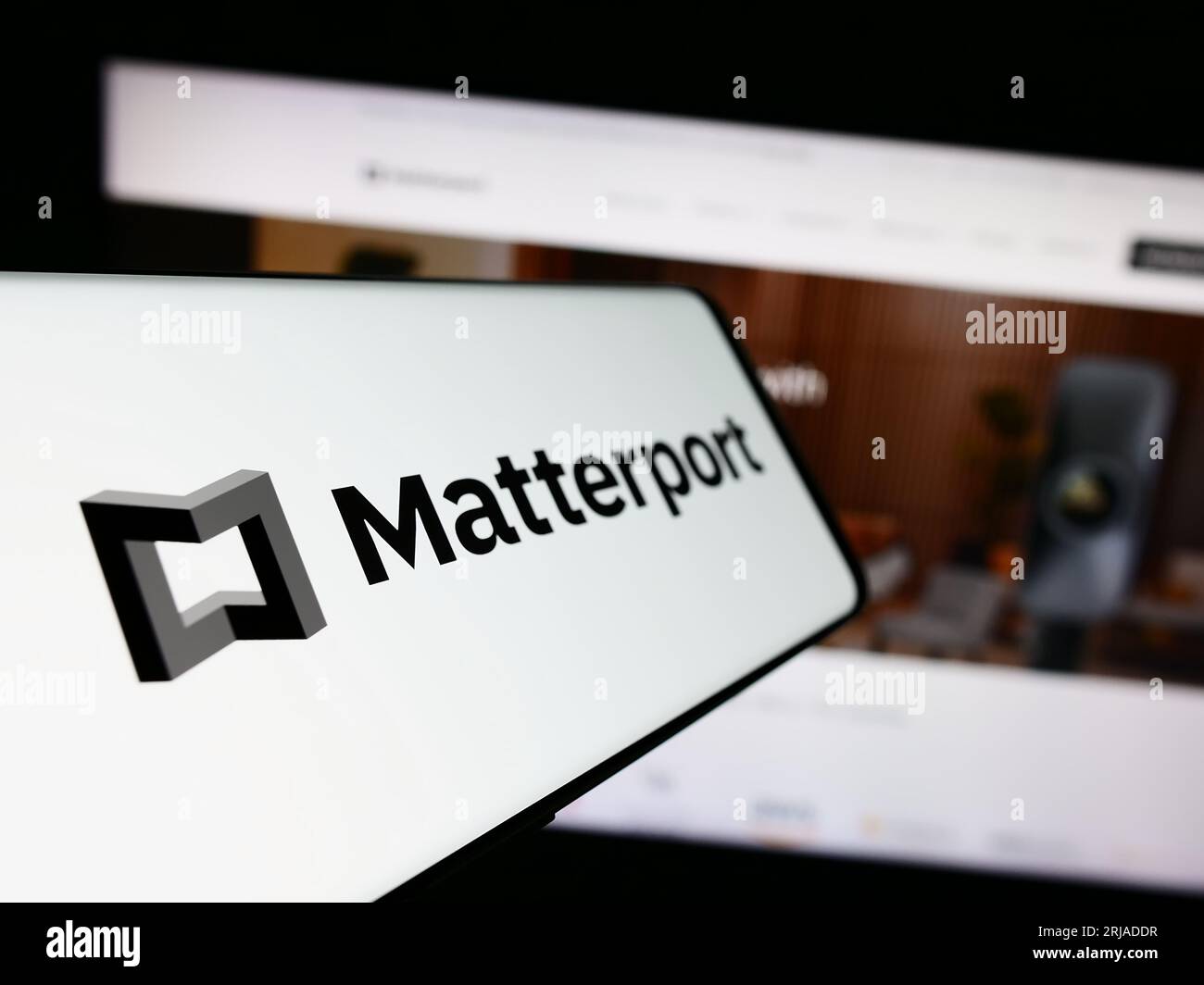 Cellulare con logo della società americana di software immobiliare Matterport Inc. Sullo schermo davanti al sito Web. Mettere a fuoco sul lato sinistro del display del telefono. Foto Stock