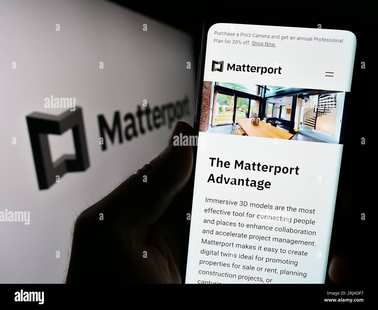 Persona che possiede uno smartphone con pagina Web della società di software immobiliare statunitense Matterport Inc. Sullo schermo con logo. Concentrarsi sul centro del display del telefono. Foto Stock