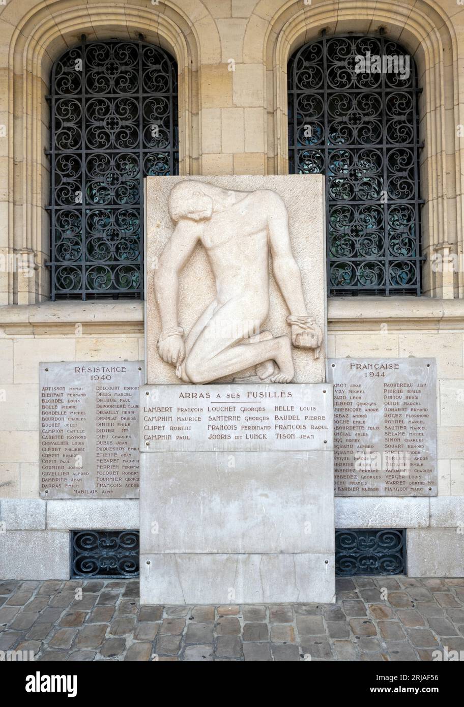 Memorial aux fusilles, monumento ai francesi assassinati dall'esercito tedesco nella seconda guerra mondiale, Hotel de Ville, Arras, Pas-de-Calais Hauts de France. Francia. Foto Stock