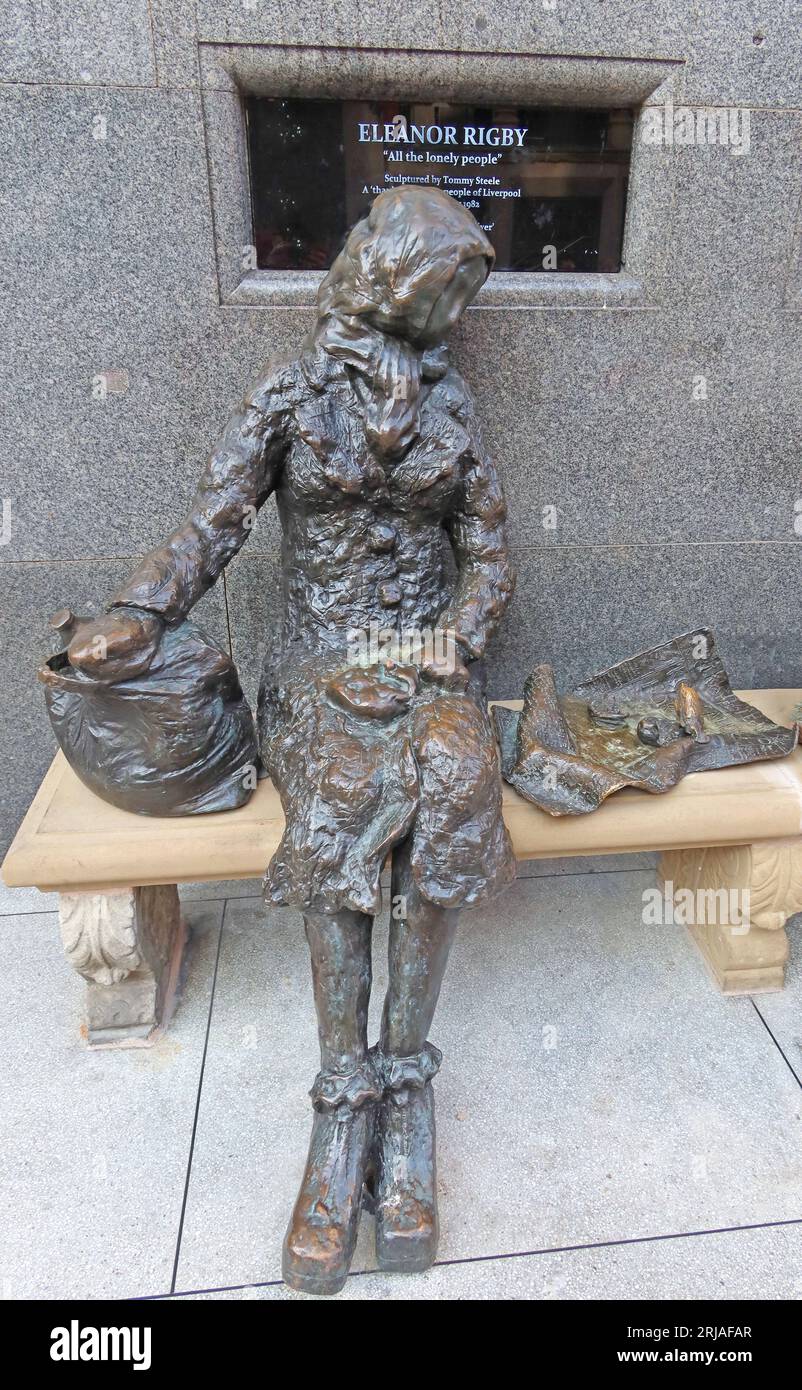 La statua di Eleanor Rigby dell'intrattenitore Tommy Steele, Stanley St, Mathew St, Liverpool, Merseyside, INGHILTERRA, REGNO UNITO, L1 6AA Foto Stock