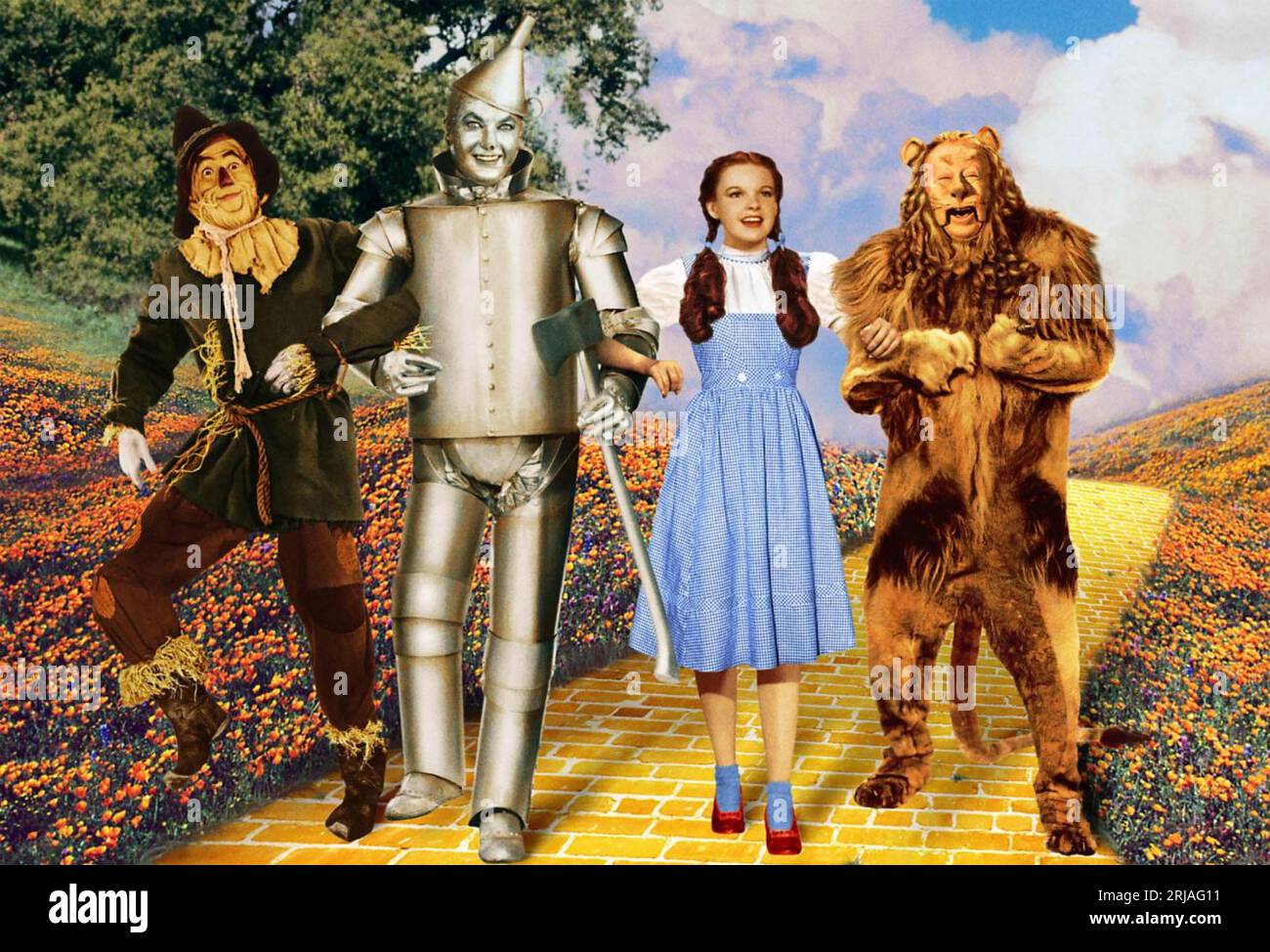 THR WIZARD OF OZ 1939 M film con From Left: Ray Bolger come lo Spaventapasseri, Jack Haley come l'uomo di latta, Judy Garland come Dorothy Gale e Bert lahr come il leone vile Foto Stock