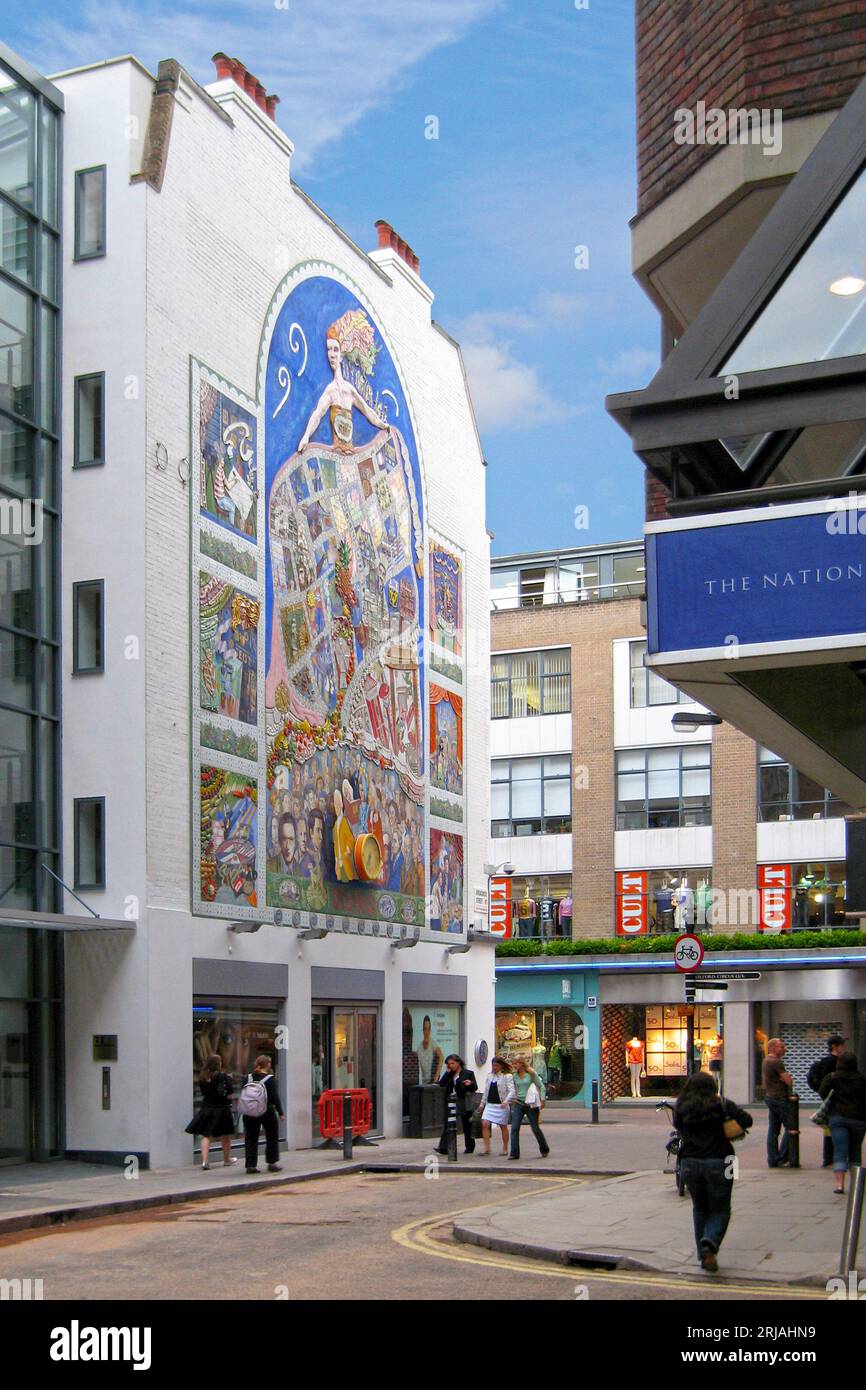 Londra, Inghilterra - giugno 27 2006: Gente che cammina attraverso Broadwick Street vicino a Golden Square a Londra. Foto Stock