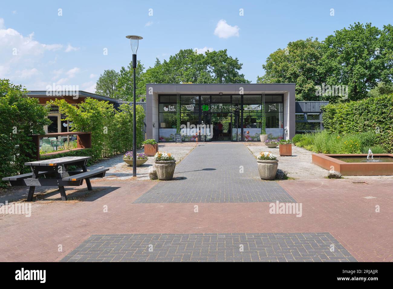 L'ingresso al De Kruidhof a Buitenpost. Il De Kruidhof è un giardino botanico con la più grande collezione di erbe medicinali dell'Europa occidentale. Foto Stock