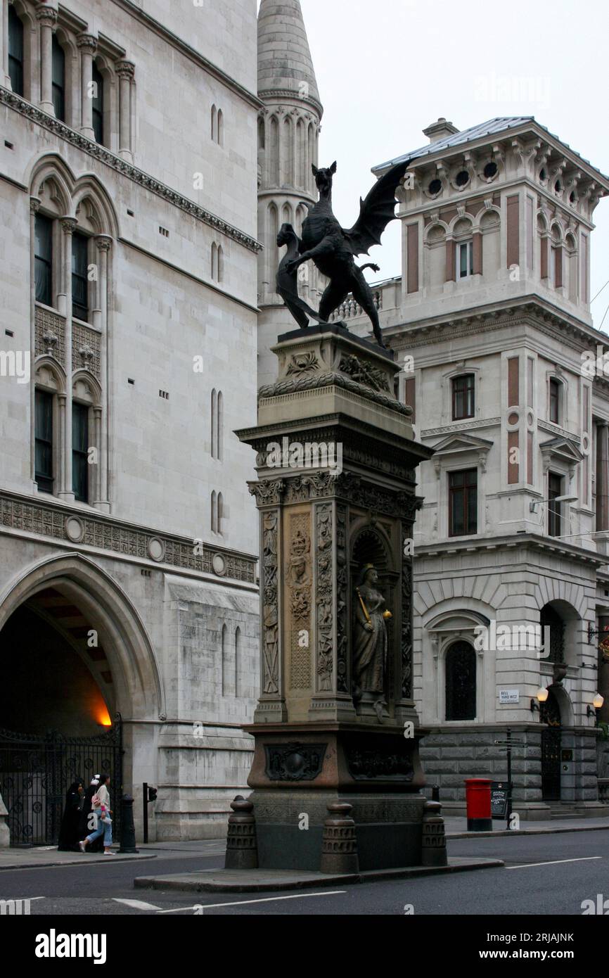 Londra, Inghilterra - 22 aprile 2007: Dragon City di Londra in Fleet Street, uno dei monumenti locali. Foto Stock