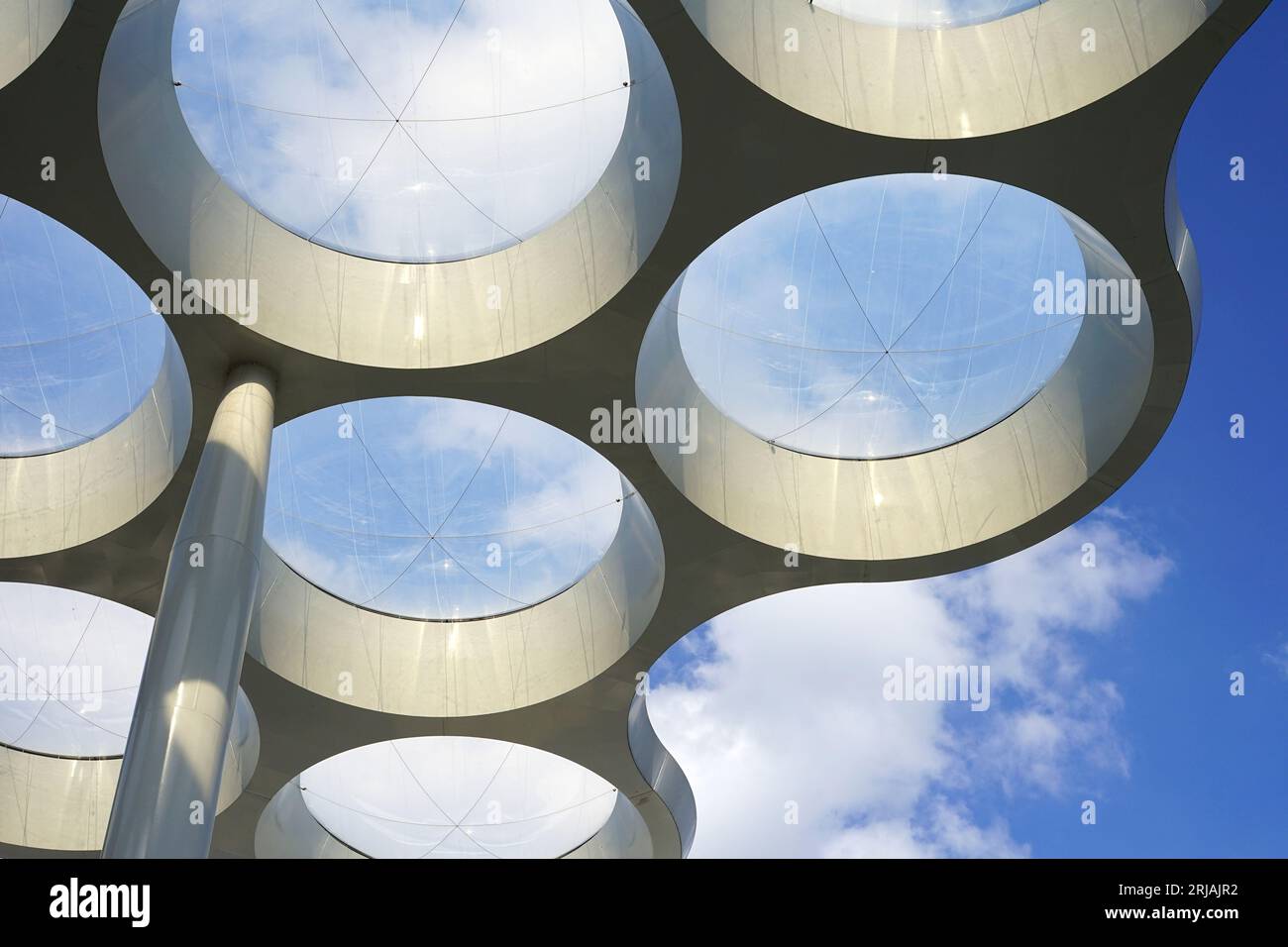 Utrecht, Paesi Bassi - 20 agosto 2023: Dettaglio del tetto dall'architettura moderna tra il centro commerciale "Hoog-Catharijne" e la stazione ferroviaria di "Utrecht" Foto Stock