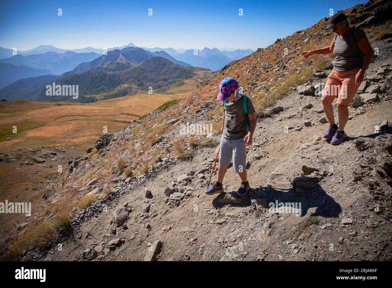 Thomas 11 anni e Monique 71 anni sulla strada per il lago di Oule, in Francia, il 20 agosto 2023, una nonna e suo nipote condividono un momento unico in montagna. Fanno un'escursione che porta al lago Oule. Foto di Thibaut Durand / ABACAPRESS.COM Foto Stock