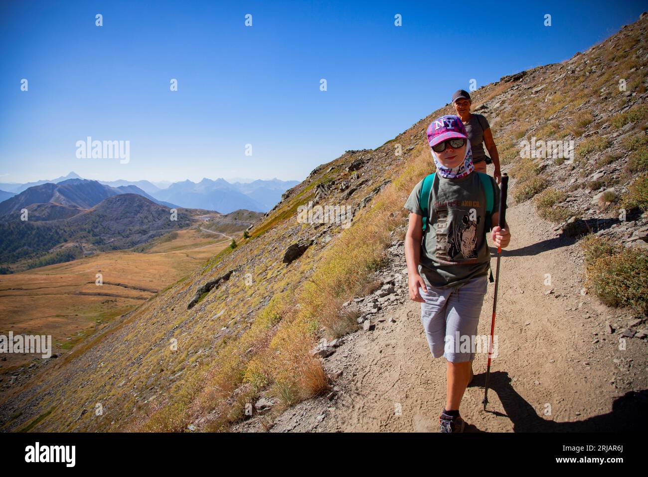 Thomas 11 anni e Monique 71 anni sulla strada per il lago di Oule, in Francia, il 20 agosto 2023, una nonna e suo nipote condividono un momento unico in montagna. Fanno un'escursione che porta al lago Oule. Foto di Thibaut Durand / ABACAPRESS.COM Foto Stock