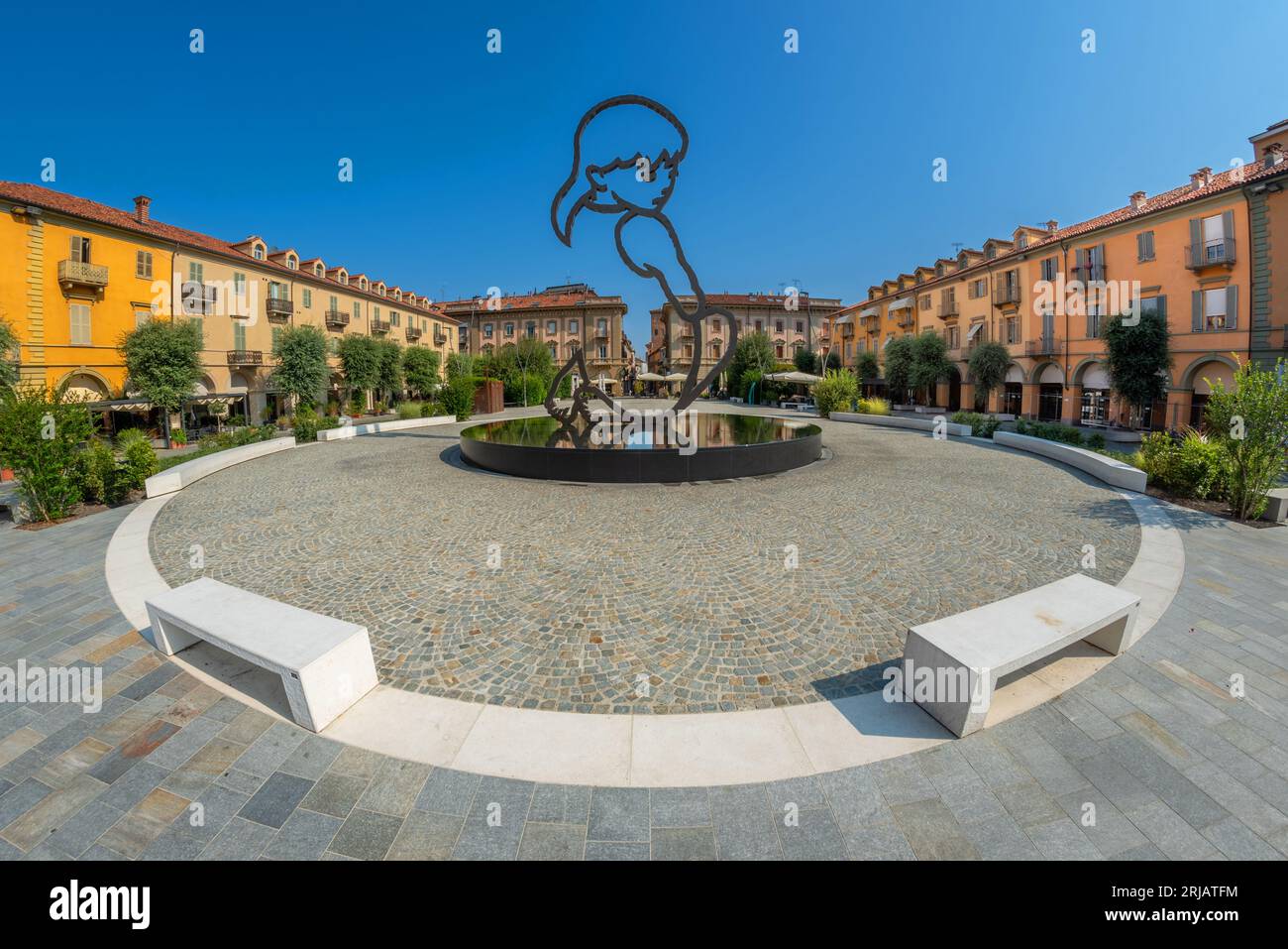 Alba, Langhe, Italia - 20 agosto 2023: Piazza Ferrero, ex Piazza Savona, con la scultura della fontana di Valerio Berruti Foto Stock