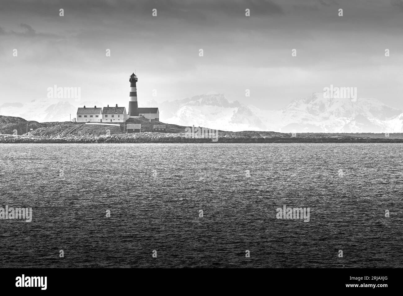 Foto in bianco e nero del faro di Landegode costruito in ghisa, costruito nel 1902, situato sull'isola di Eggløysa, 18 km a nord di Bodø, Norvegia Foto Stock